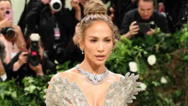 Jennifer Lopez Impacta En La Gala Met 2024 Con Un Vestido Efecto Desnudo De Diamantes El 9885